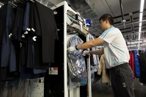 颠覆传统洗衣厂的整个运转模式;近年还陆续收购了上海两家洗衣工厂